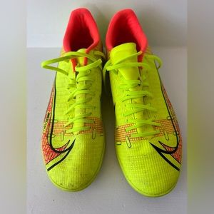 Nike indoor men’s size 9 bright yellow and orange soccer shoes